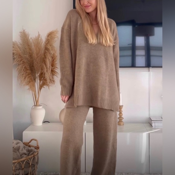 Zara OVERSIZED V-NECKLINE KNIT SWEATER - Picture 4 of 11